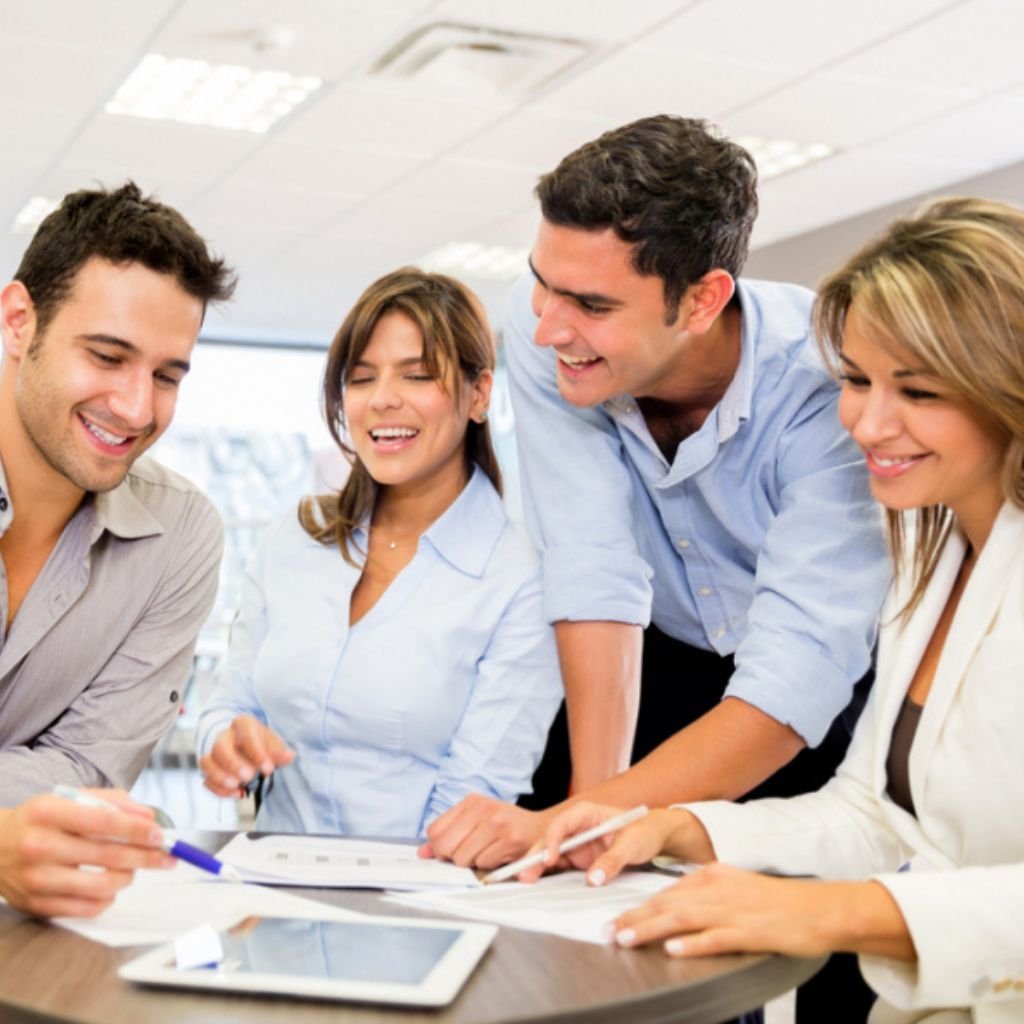Equipo revisando una app en dispositivos móviles